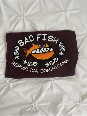 BAD FISH República Dominicana Off the Shoulder Brown Graphic Tee